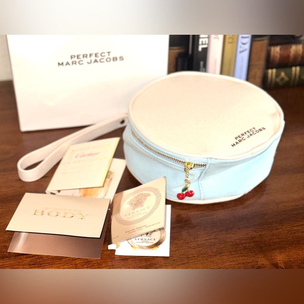 Marc Jacobs Perfect Beauty Round Bag Wristlet with freebies🛍️🎁